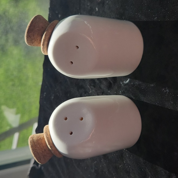 Lifver Salt & Pepper shakers ☆ white porcelain ☆ cork tops ☆ BRAND NEW in box ☆ - Picture 1 of 13